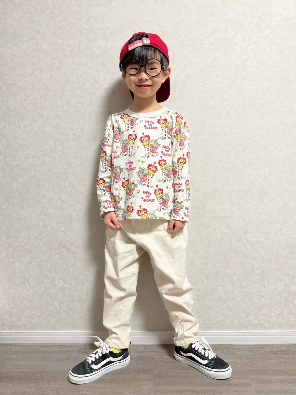 ベージュ系のその他パンツ、ベージュ系のTシャツ/カットソー、ブラック系のスニーカーを着用したキッズの冬コーディネートの1枚目の写真