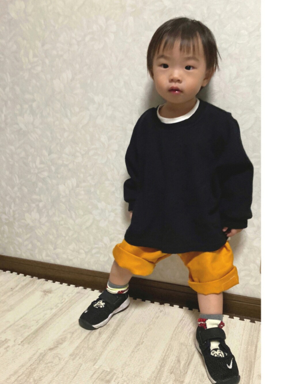 「秋のコーデ、ミッキー、休日スタイル、ハーフパンツ、プチプラ、キッズコーデ、エアリフト、ストリートMIX、nautica、3色コーデ、1歳11ヶ月、ブラック×マスタード、秋服準備はじめました、おとばなコーデ、追いコーデ」｜「NAUTICAの【NAUTICA/ノーティカ】国旗プリント長袖Tシャツ（Tシャツ/カットソー、ホワイト系）」を使った、lenlen23さん（キッズ・80cm）の秋コーディネートの1枚目の写真