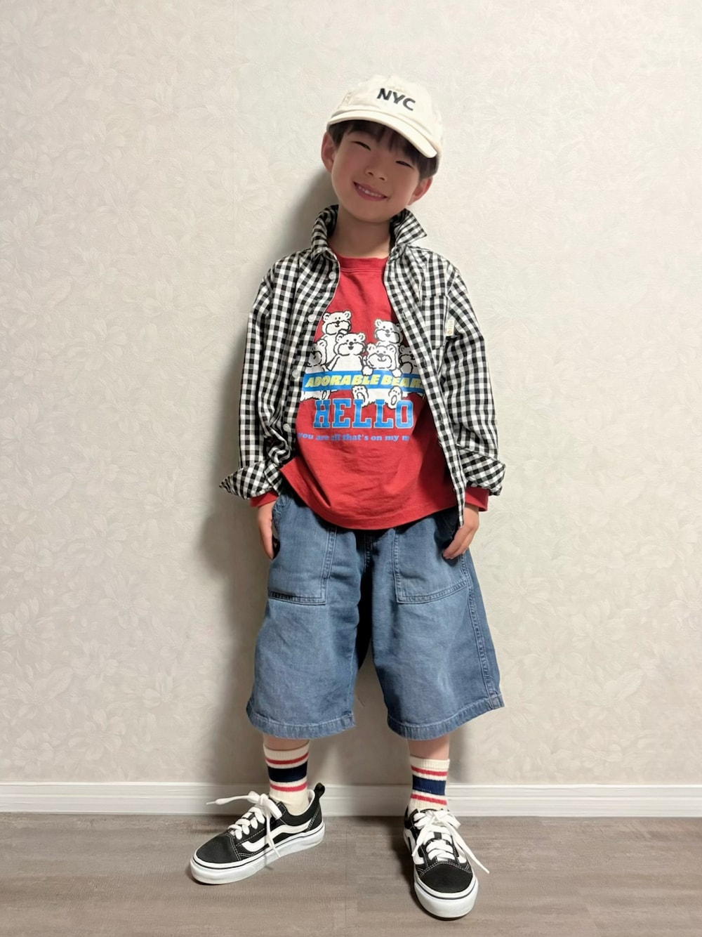 レッド系のTシャツ/カットソー、ブラック系のシャツ/ブラウス、ブラック系のスニーカーを着用したキッズの春コーディネートの1枚目の写真