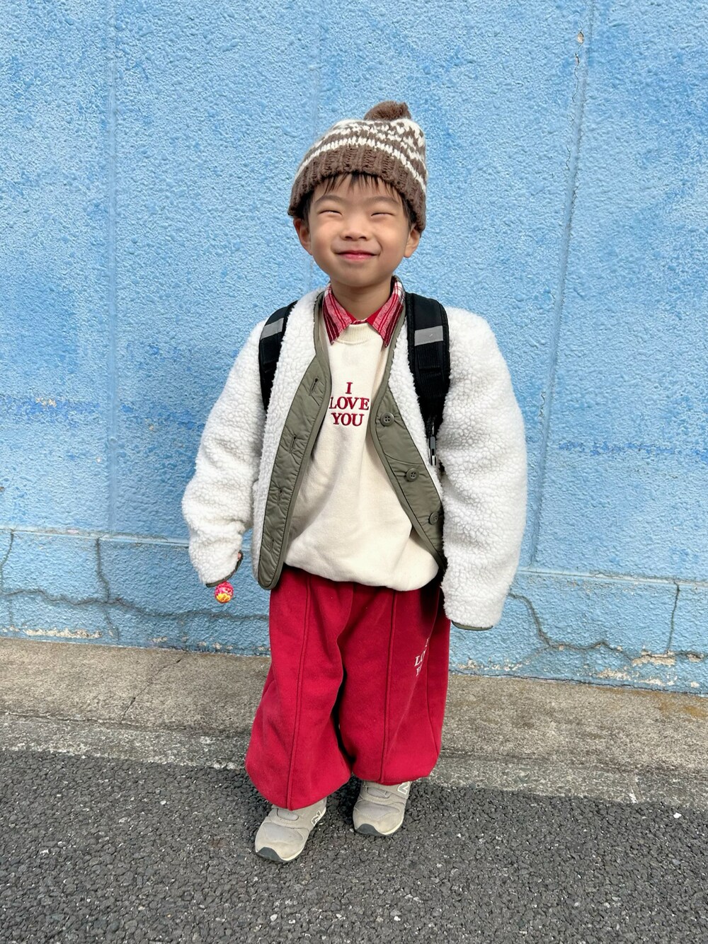 レッド系のセットアップ、レッド系のシャツ/ブラウス、グリーン系のノーカラージャケットを着用したキッズの冬コーディネートの1枚目の写真
