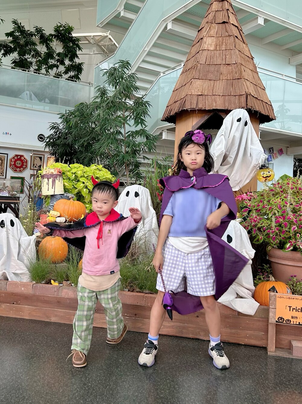 「ハロウィン、ハロウィンコーデ、halloween、姉弟、秋コーデ、チェック、チェッカーず2023、靴下オタク、ロンT、カジュアルコーデ、ブーツ、休日スタイル、スニーカー、お出かけコーデ、シンプルコーデ」｜「pinaの購入品 BIEN JOIE/ Checked pants Msize(100) 1,980円 ig:@pina_2023_closet（スラックス、グリーン系）」を使った、lenlen23さん（キッズ・100cm）の秋コーディネートの1枚目の写真