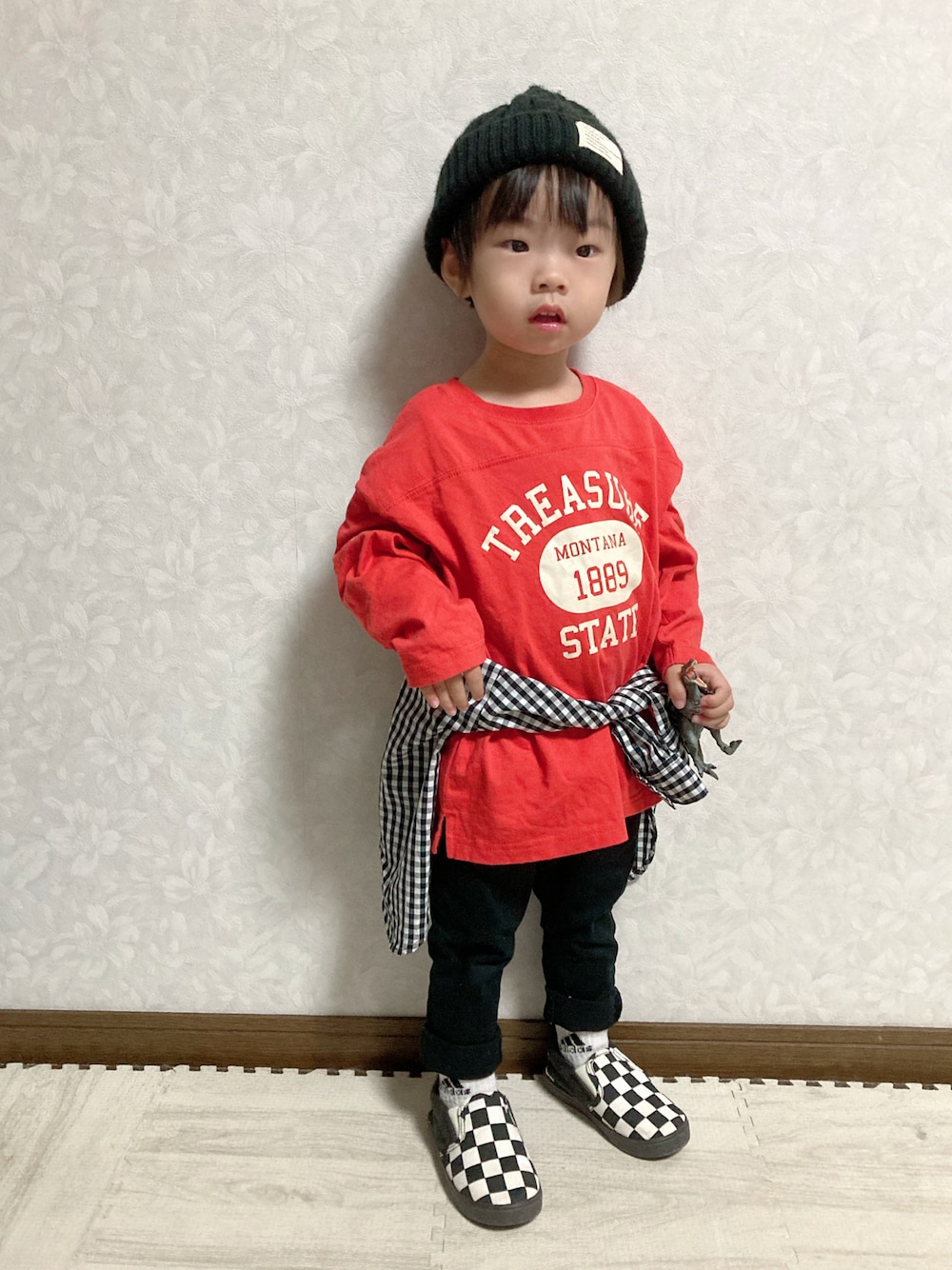 レッド系のTシャツ/カットソー、その他のシャツ/ブラウス、ブラック系のその他パンツを着用したキッズの秋コーディネートの1枚目の写真