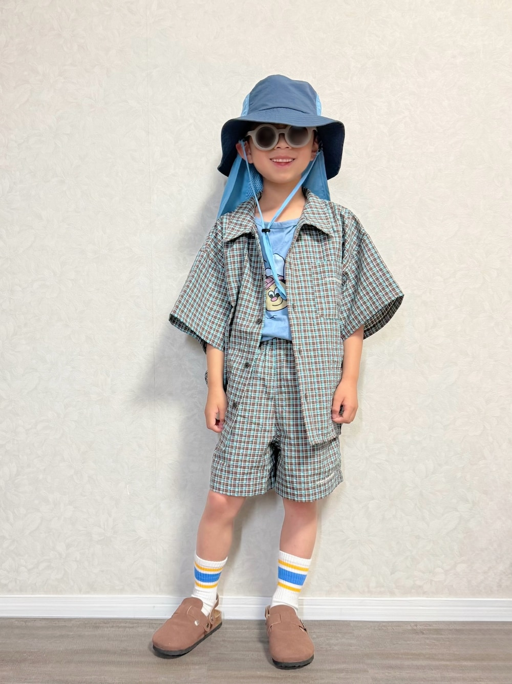 ブラウン系のシャツ/ブラウス、ブラウン系のその他パンツ、ブルー系のタンクトップを着用したキッズの夏コーディネートの1枚目の写真
