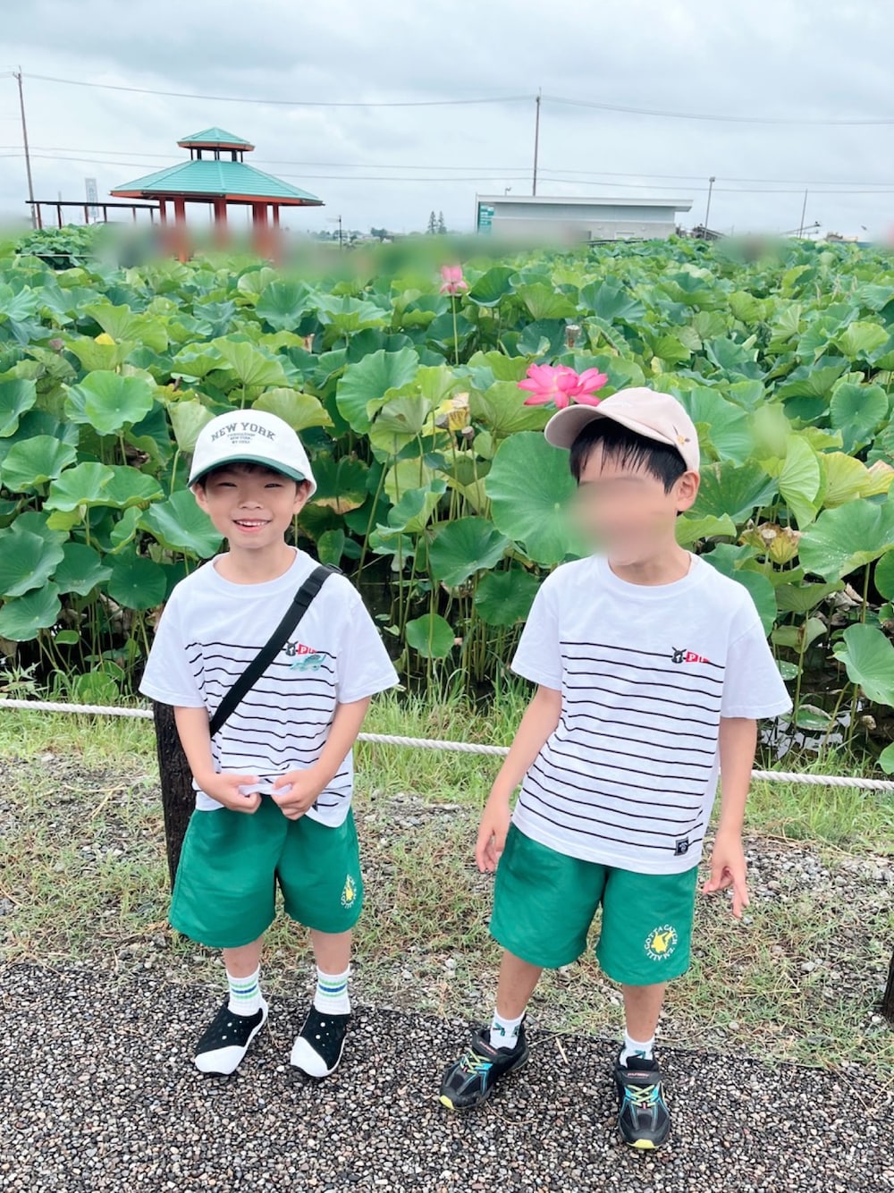ホワイト系のサンダル、ホワイト系のTシャツ/カットソー、グリーン系のパンツを着用したキッズの夏コーディネートの1枚目の写真