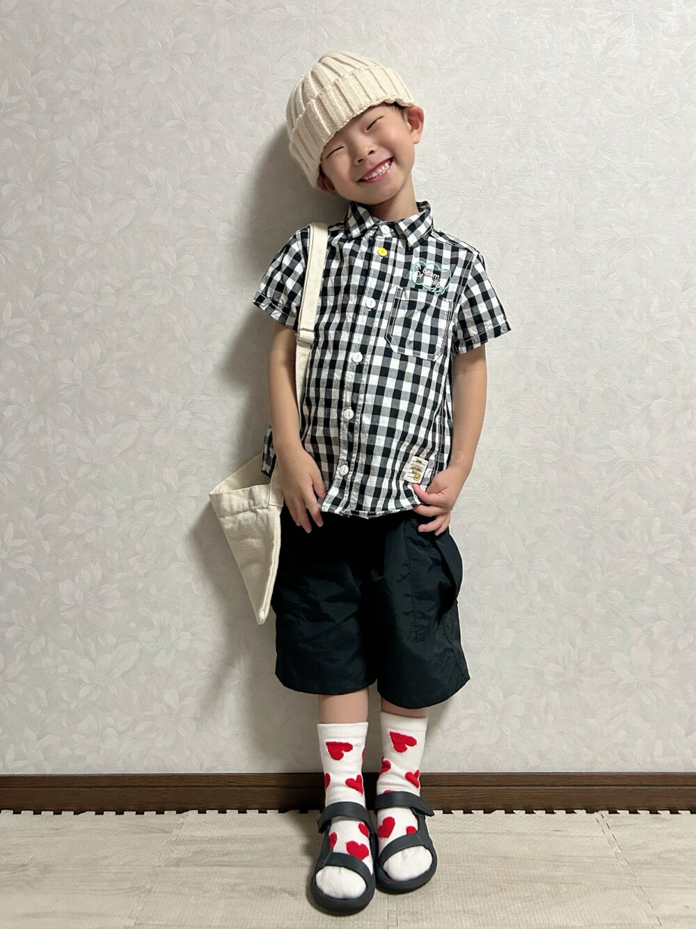 ブラック系のシャツ/ブラウス、ブラック系のカーゴパンツ、ブラック系のサンダルを着用したキッズの夏コーディネートの1枚目の写真