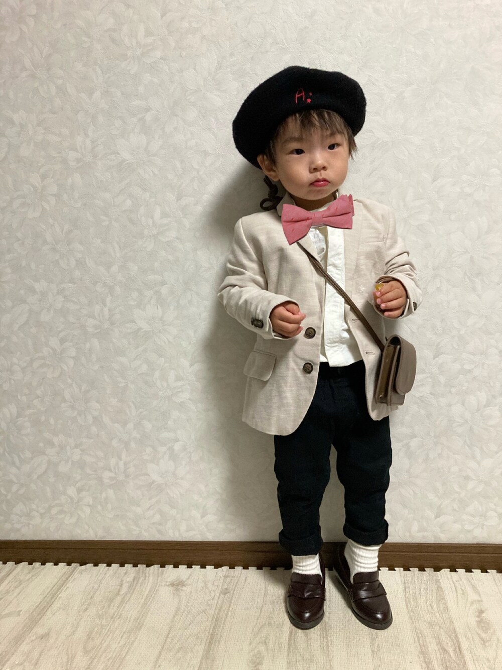 ベージュ系のテーラードジャケット、ホワイト系のシャツ/ブラウス、ブラック系のその他パンツを着用したキッズの春コーディネートの1枚目の写真