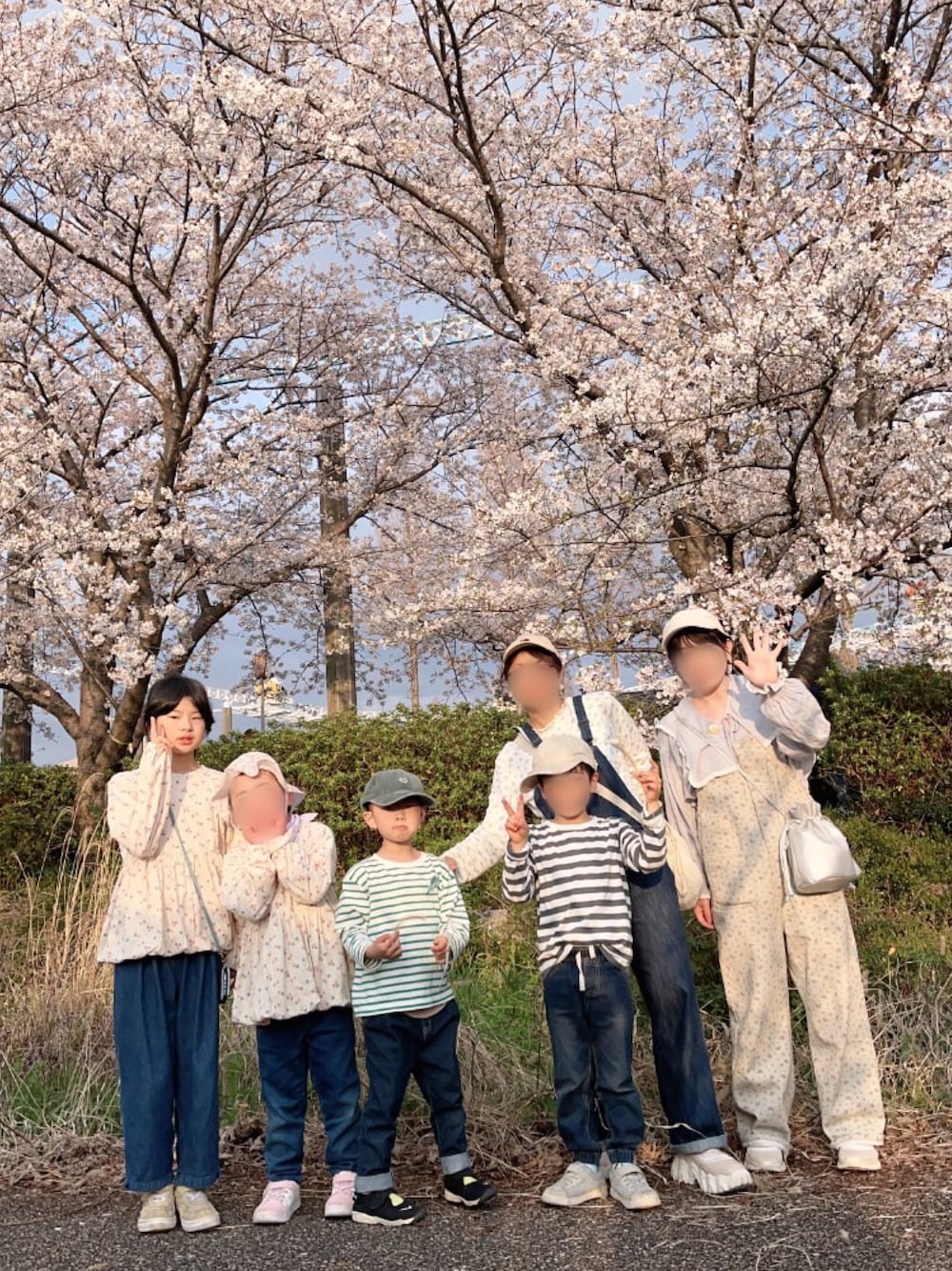 「春めき満開コーデ、春コーデ、お花見コーデ、花柄、サロペット、デニム、キャップ、スニーカー、韓国子供服、リンクコーデ、花柄トップス、お出かけコーデ、休日スタイル、親子コーデ、ボーダー」｜「SILSILの韓国子供服セレクトショップSILSILさんで購入。KIDDLY/♡刺繍キャップ🧢 khaki  52cm〜大人サイズ💡（キャップ、グリーン系）」を使った、lenlen23さん（キッズ・100cm）の春コーディネートの1枚目の写真
