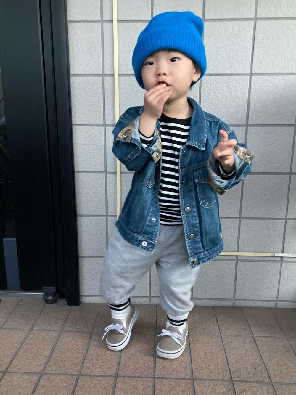 ホワイト系のTシャツ/カットソー、ブルー系のデニムジャケット、グレー系のスウェットパンツを着用したキッズの春コーディネートの1枚目の写真