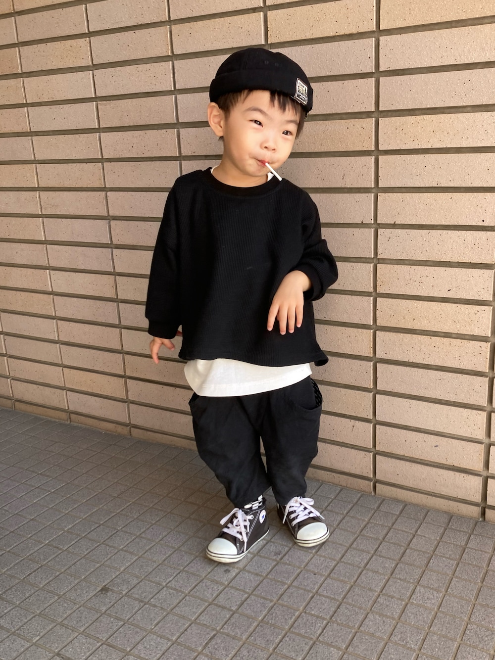 ブラック系のTシャツ/カットソー、ブラック系のパンツ、ブラック系のソックス/靴下を着用したキッズの秋コーディネートの1枚目の写真