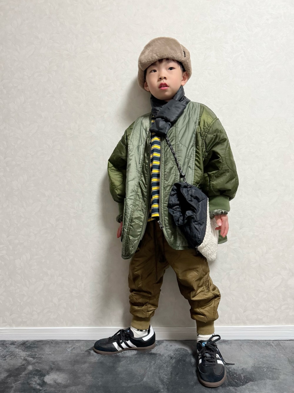 ブルー系のTシャツ/カットソー、グリーン系のブルゾン、ブラウン系のその他パンツを着用したキッズの秋コーディネートの1枚目の写真