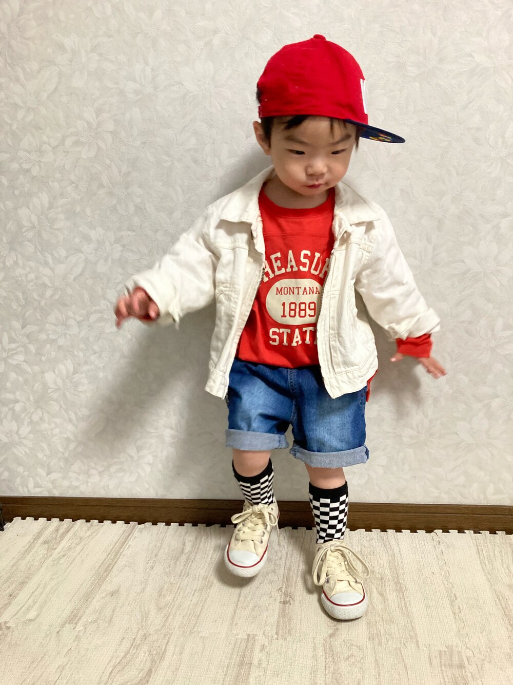 ホワイト系のデニムジャケット、レッド系のTシャツ/カットソー、ブルー系のデニムパンツを着用したキッズの春コーディネートの1枚目の写真