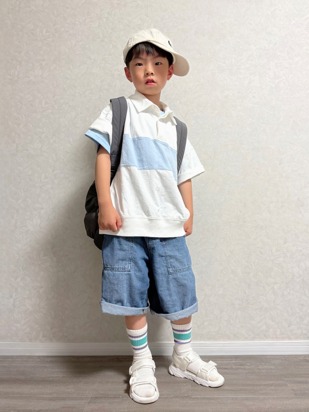 ホワイト系のポロシャツ、ブルー系のTシャツ/カットソー、ブルー系のデニムパンツを着用したキッズの夏コーディネートの1枚目の写真