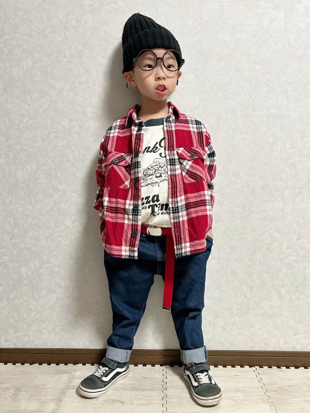 ホワイト系のTシャツ/カットソー、レッド系のシャツ/ブラウス、ブルー系のデニムパンツを着用したキッズの秋コーディネートの1枚目の写真