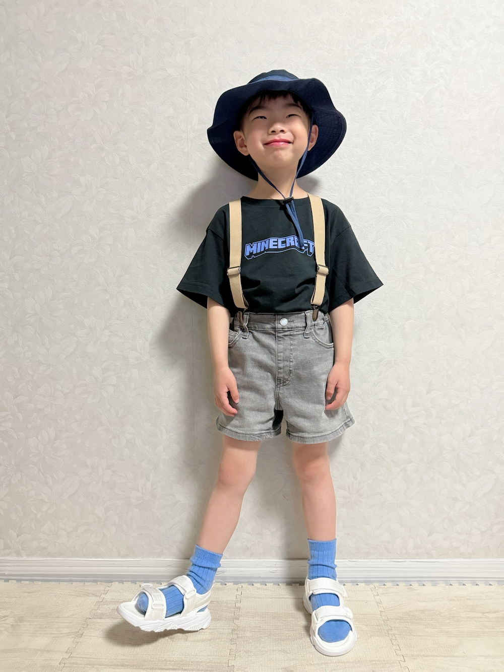 「春夏コーデ、アウトドアスタイル、サスペンダー、ハーフパンツ、ショートパンツ、Tシャツ、休日スタイル、サンダル、プチプラ、ハット、めがね、タックイン、シンプルコーデ、お出かけコーデ、モノトーン」｜「SHEINの男の子幼児 ツートーン サンハット ネイビーブルー 470円（ハット、ブルー系）」を使った、lenlen23さん（キッズ・100cm）の春コーディネートの1枚目の写真