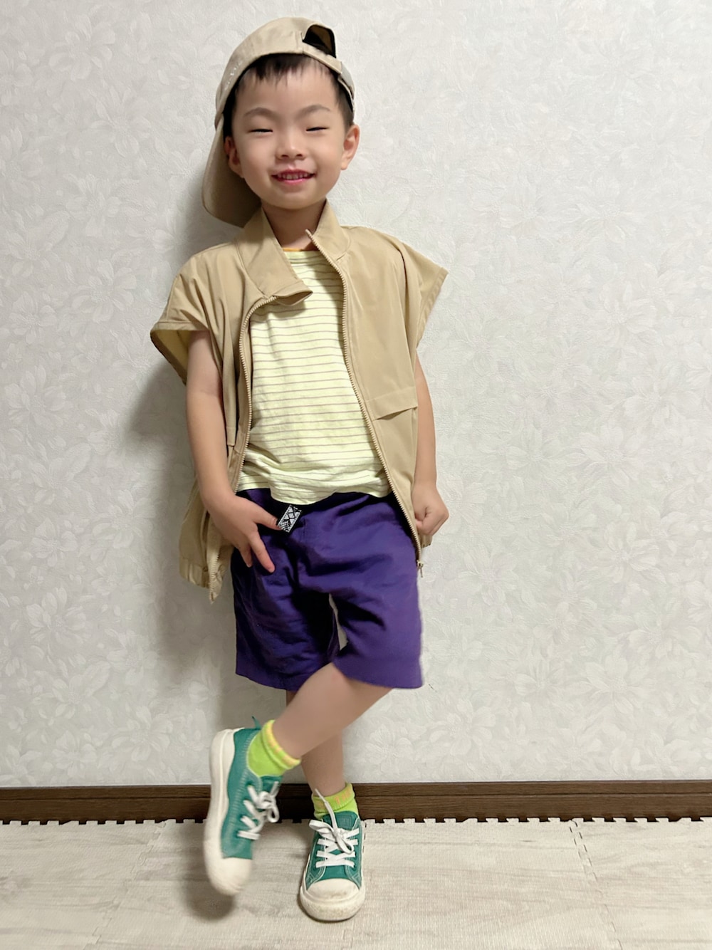 イエロー系のTシャツ/カットソー、ベージュ系のベスト、パープル系のパンツを着用したキッズの夏コーディネートの1枚目の写真