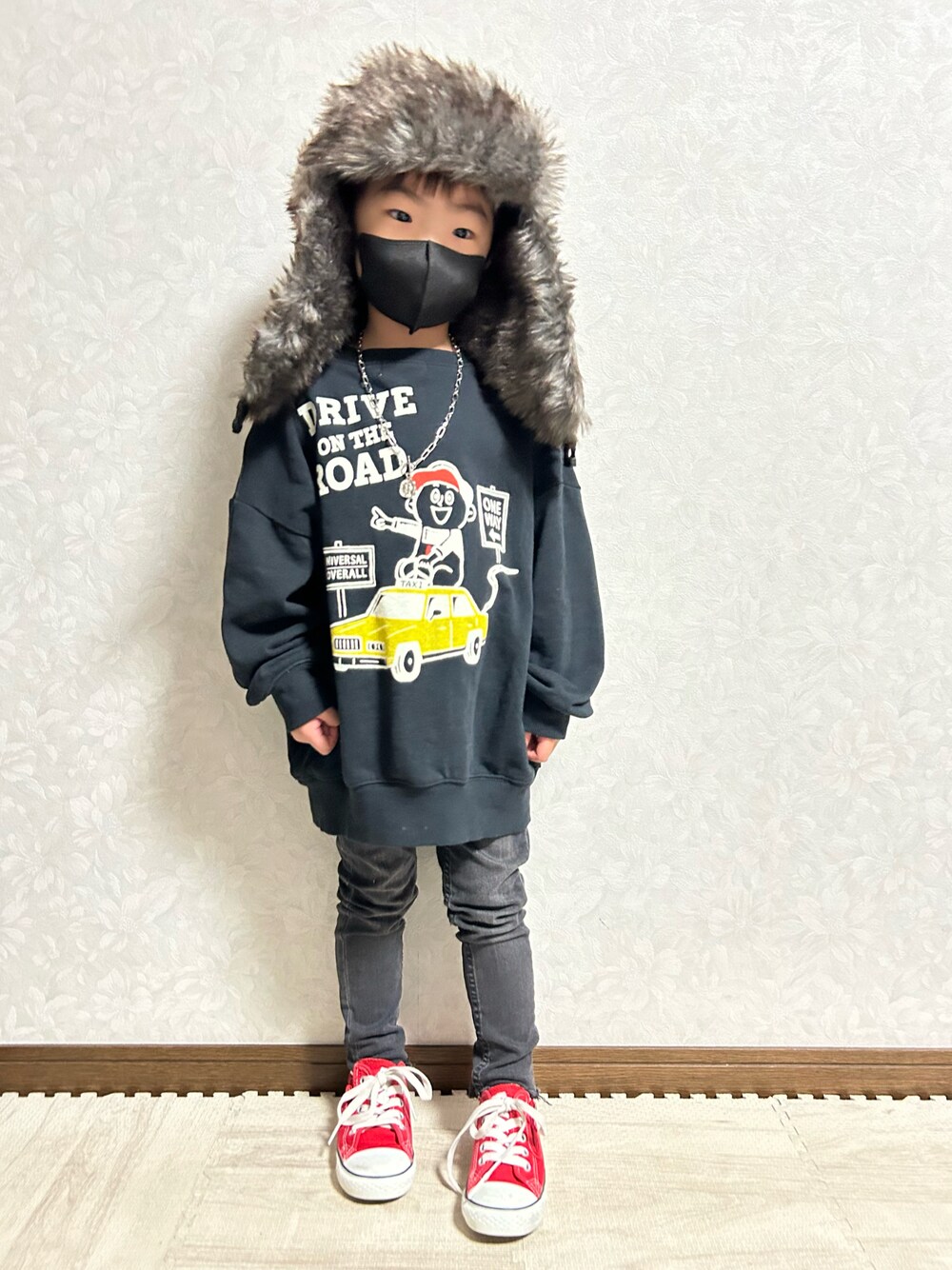 ブルー系のその他アウター、グリーン系のTシャツ/カットソー、グレー系のTシャツ/カットソーを着用したキッズの冬コーディネートの1枚目の写真