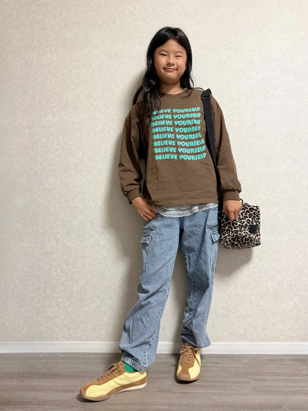 ブルー系のカーゴパンツ、ブラウン系のTシャツ/カットソー、ホワイト系のタンクトップを着用したキッズの秋コーディネートの1枚目の写真