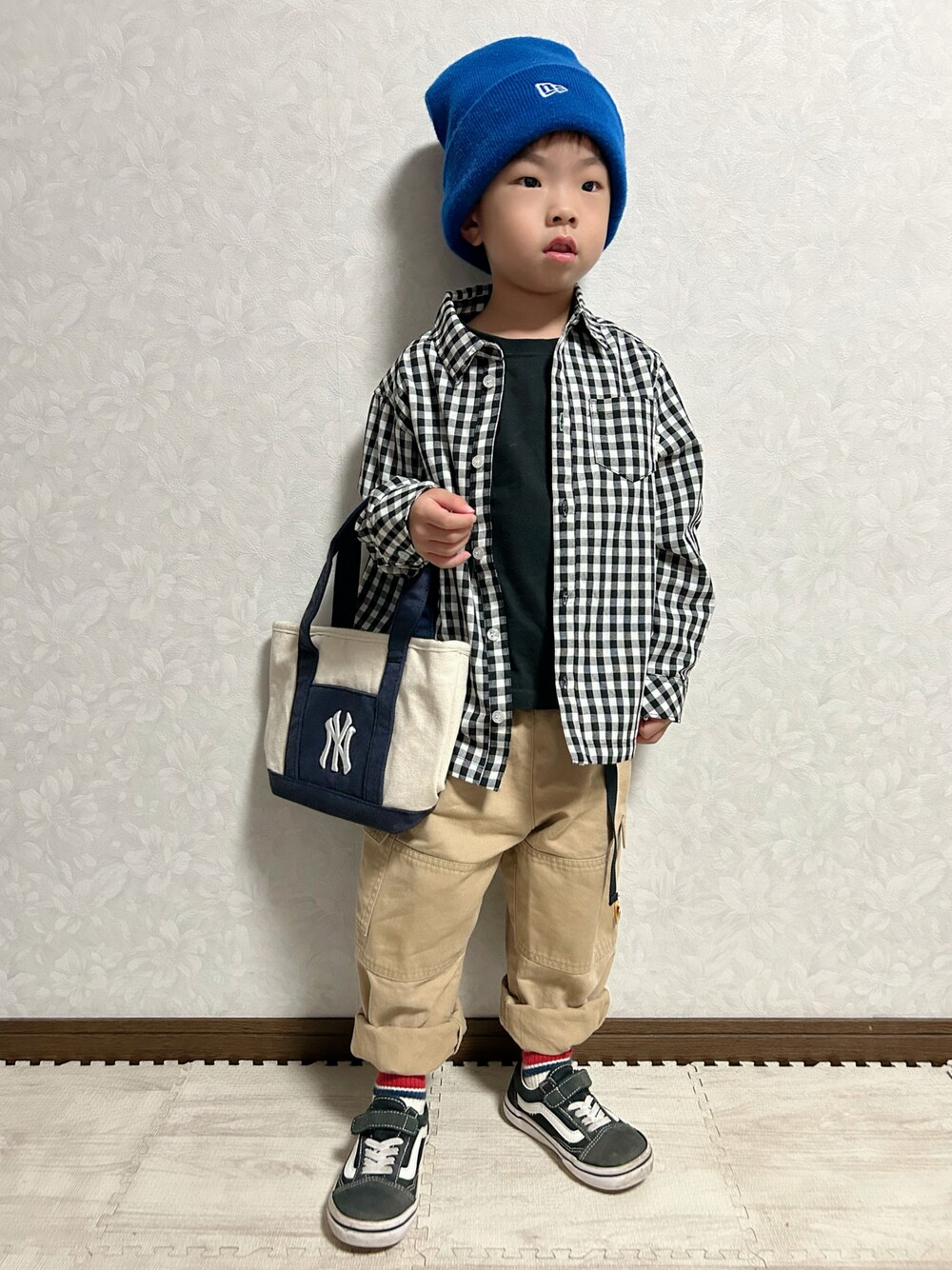 ブラック系のシャツ/ブラウス、その他のTシャツ/カットソー、ベージュ系のカーゴパンツを着用したキッズの秋コーディネートの1枚目の写真