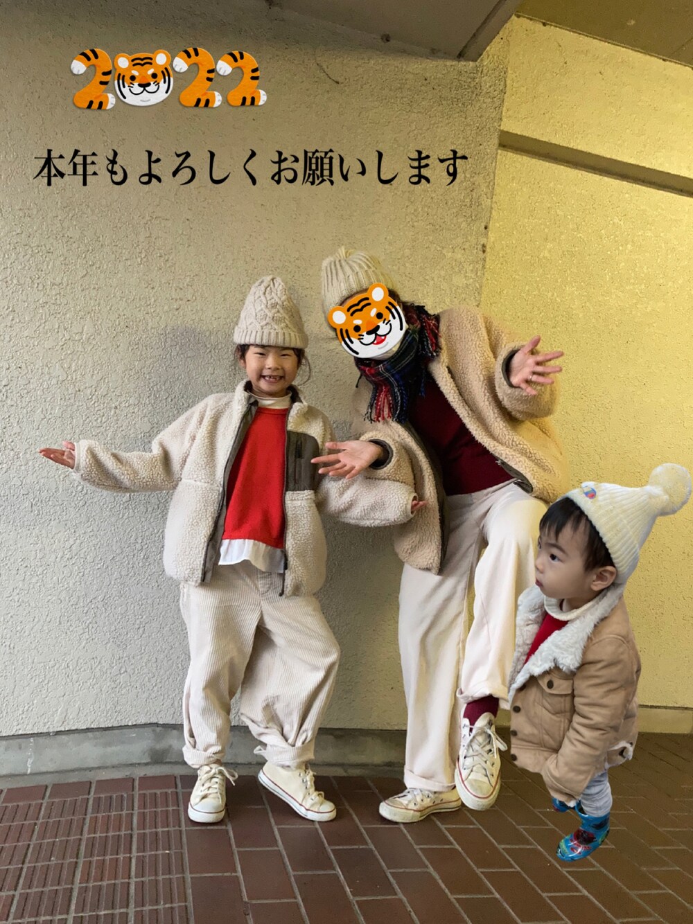 レッド系のスウェット、ベージュ系のその他パンツ、ホワイト系のTシャツ/カットソーを着用したキッズの冬コーディネートの1枚目の写真