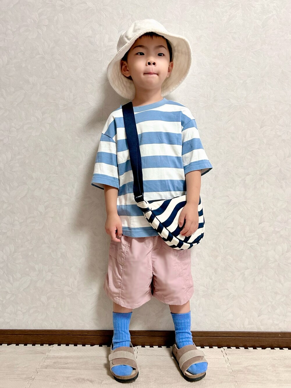ブルー系のTシャツ/カットソー、ホワイト系のショルダーバッグ、ピンク系のパンツを着用したキッズの夏コーディネートの1枚目の写真
