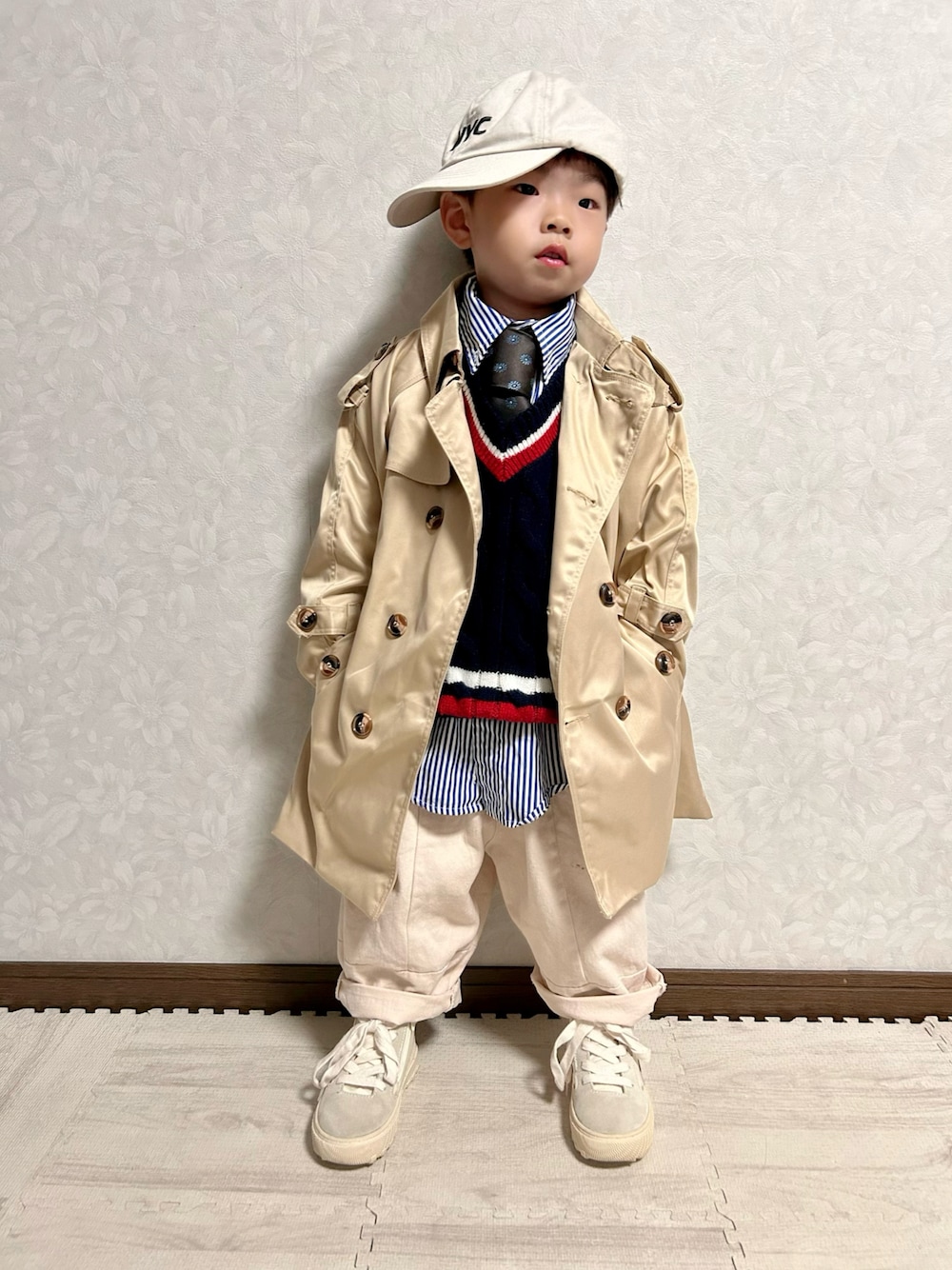 ブルー系のシャツ/ブラウス、ブルー系のベスト、ブラウン系のネクタイを着用したキッズの春コーディネートの1枚目の写真