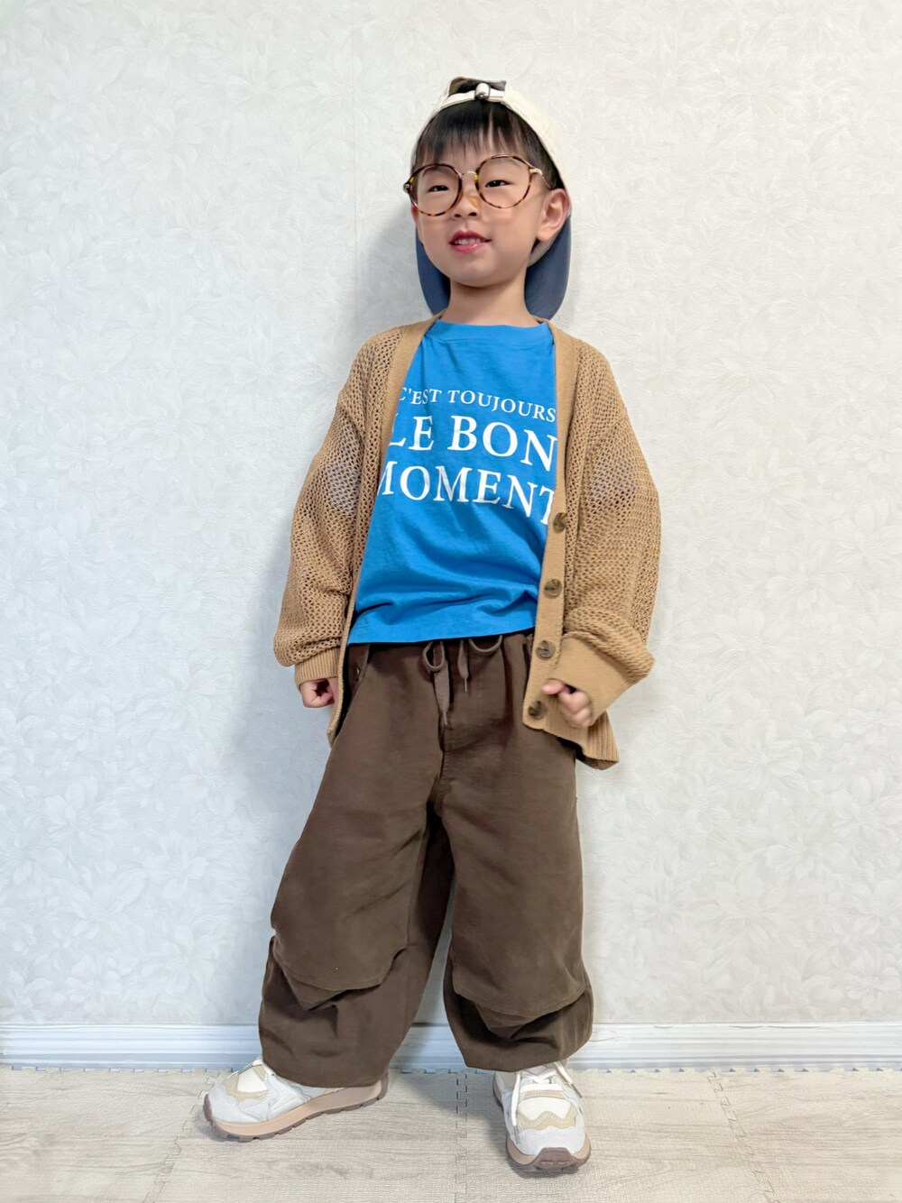 ブルー系のTシャツ/カットソー、ブラウン系のカーゴパンツ、ホワイト系のスニーカーを着用したキッズの春コーディネートの1枚目の写真