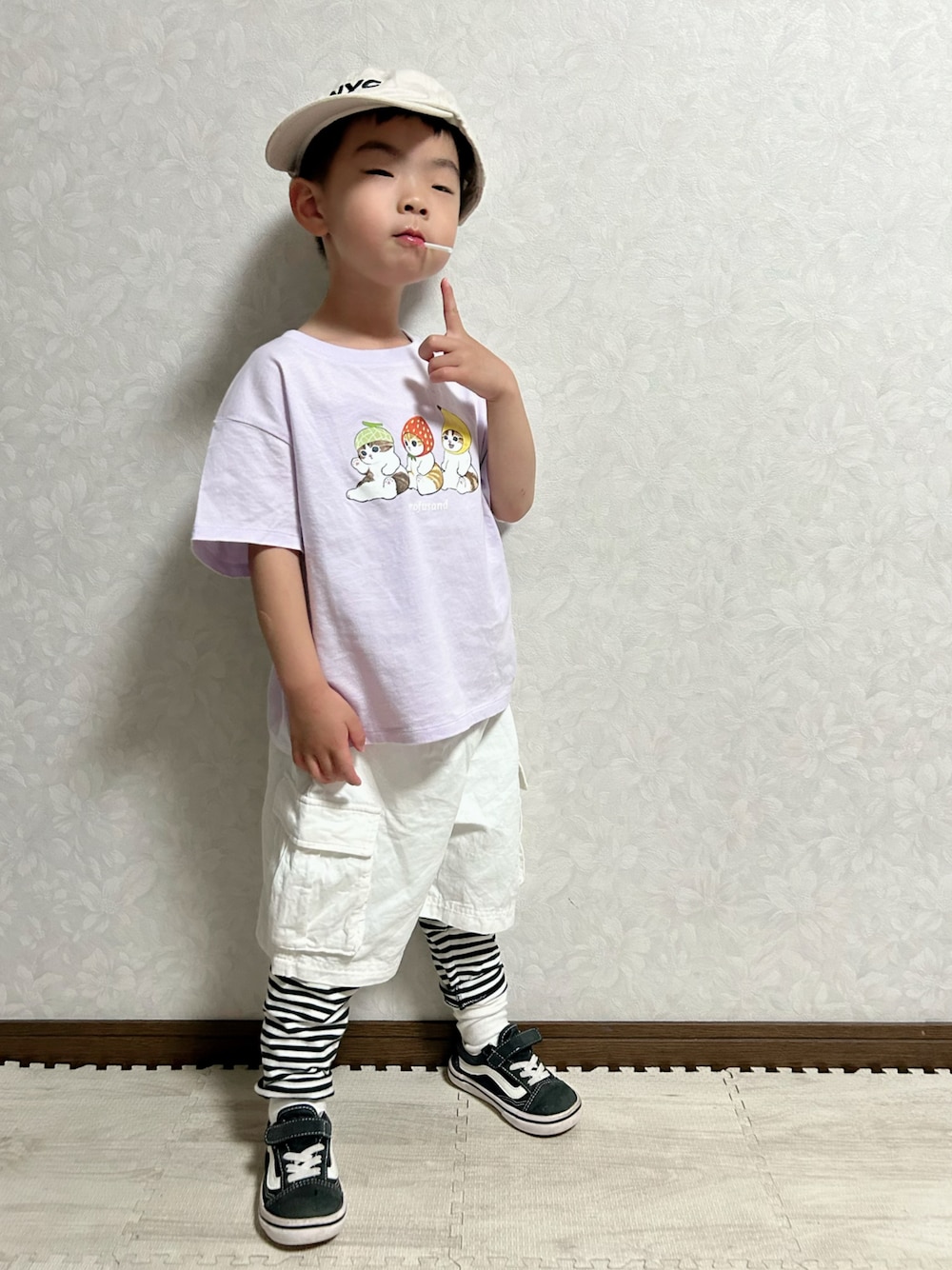 パープル系のTシャツ/カットソー、ホワイト系のその他パンツ、ブラック系のスニーカーを着用したキッズの春コーディネートの1枚目の写真