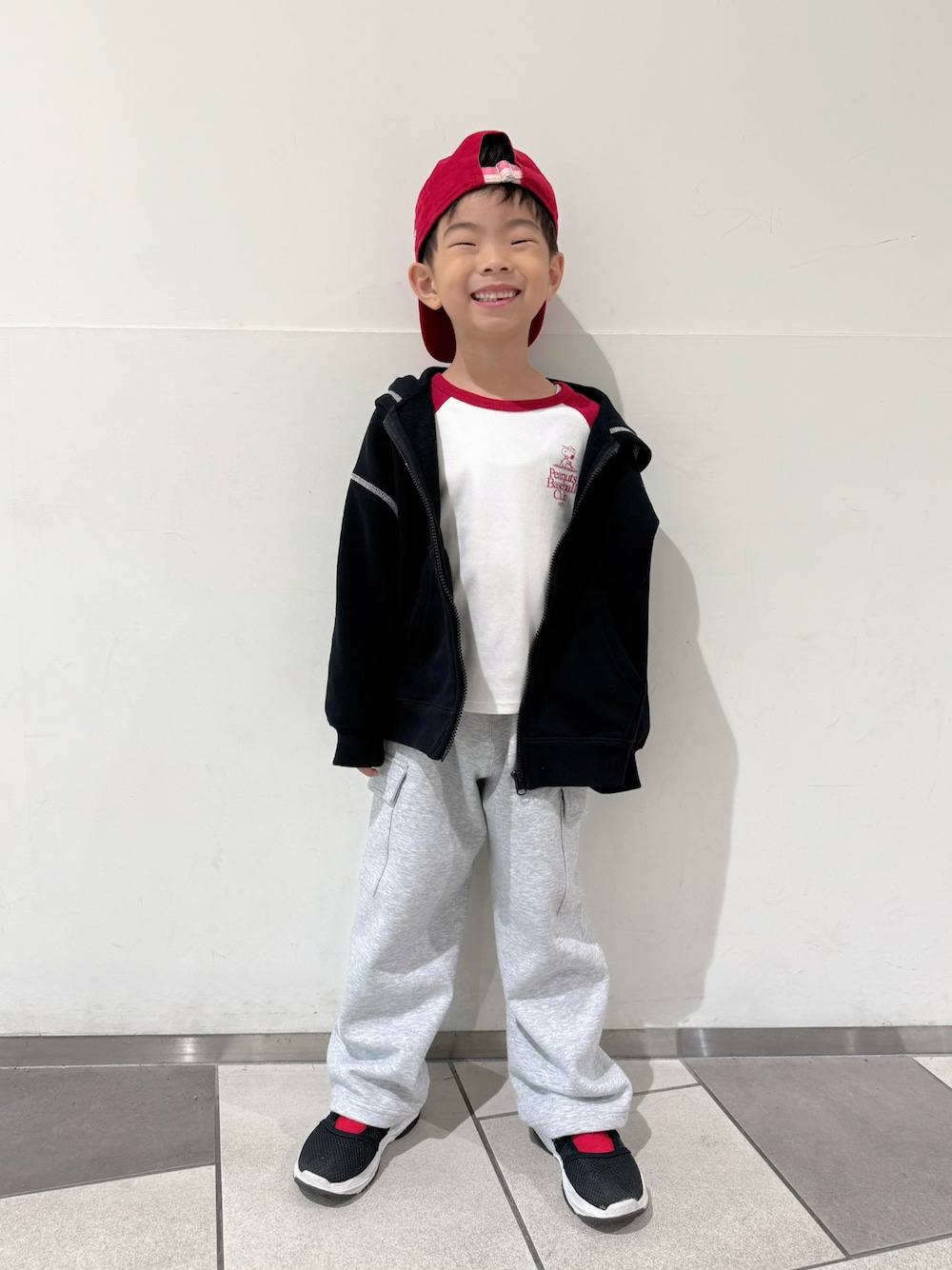 ブラック系のサンダル、ホワイト系のTシャツ/カットソー、ブラック系のパーカーを着用したキッズの秋コーディネートの1枚目の写真