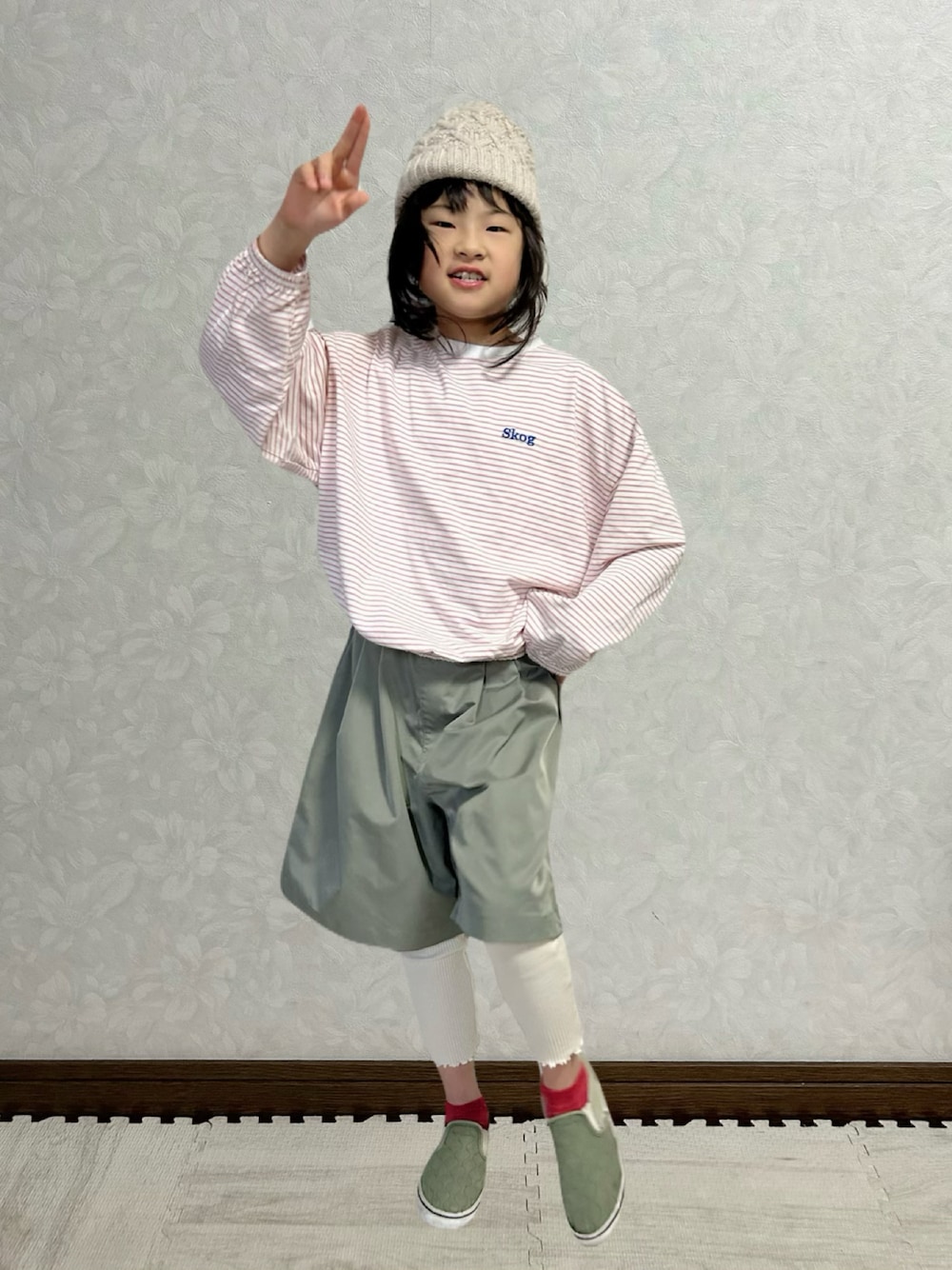 ピンク系のTシャツ/カットソー、グリーン系のパンツ、グリーン系のスニーカーを着用したキッズの冬コーディネートの1枚目の写真