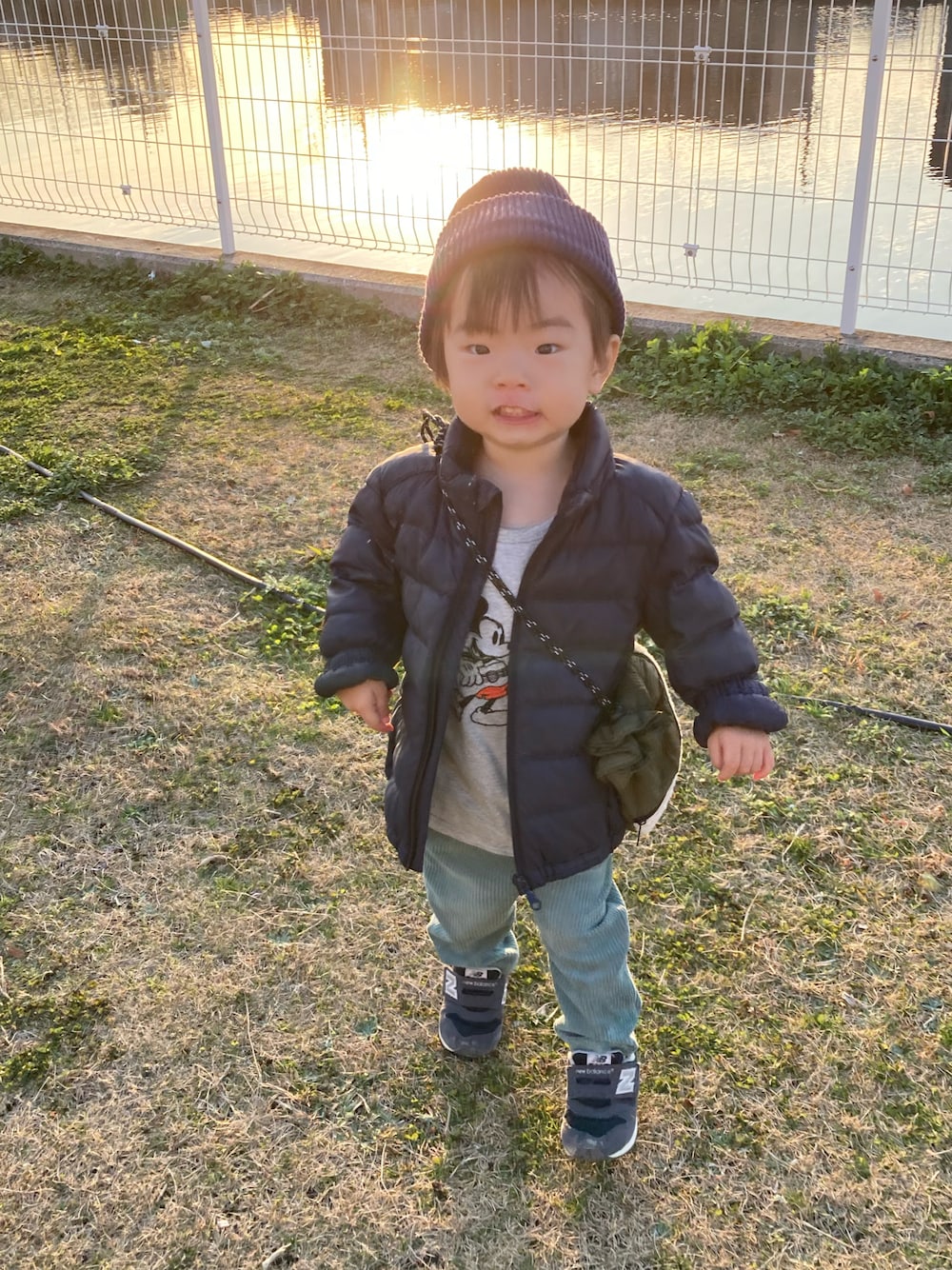 「キッズファッション、クリスマスに着たい服、秋冬コーデ、冬コーデ、カジュアル、保育園コーデ、休日コーデ、シンプルコーデ、マフラーぐるぐる、New Balance、コーデュロイパンツ、ニット帽、STOP 誹謗中傷、WEARは皆の拠り所、ネクタイコーデフェス告知」｜「AMERICAN HOLICのプレーンリブニットワッチ（ニットキャップ/ビーニー、ブルー系）」を使った、lenlen23さん（キッズ・80cm）の冬コーディネートの1枚目の写真