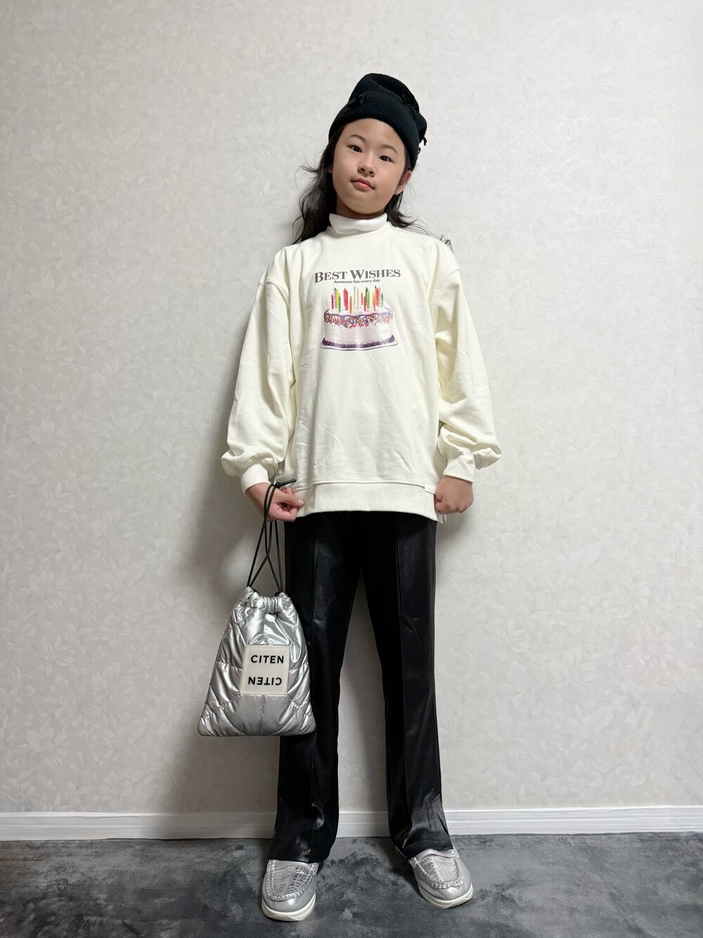 ブラック系のその他パンツ、ホワイト系のスウェット、シルバー系のショルダーバッグを着用したキッズの秋コーディネートの1枚目の写真