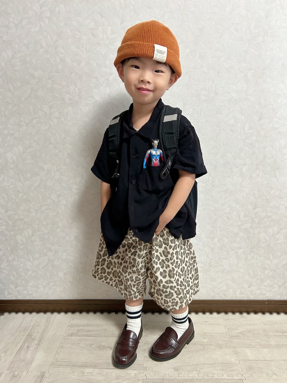ブラック系のシャツ/ブラウス、ベージュ系のその他パンツ、ブラウン系のローファーを着用したキッズの秋コーディネートの1枚目の写真