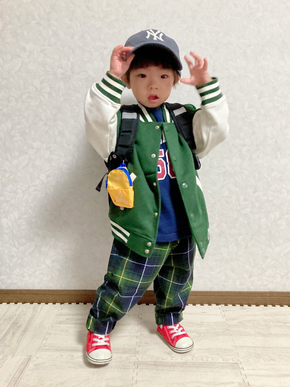 ブルー系のTシャツ/カットソー、グリーン系のブルゾン、グリーン系のパンツを着用したキッズの秋コーディネートの1枚目の写真