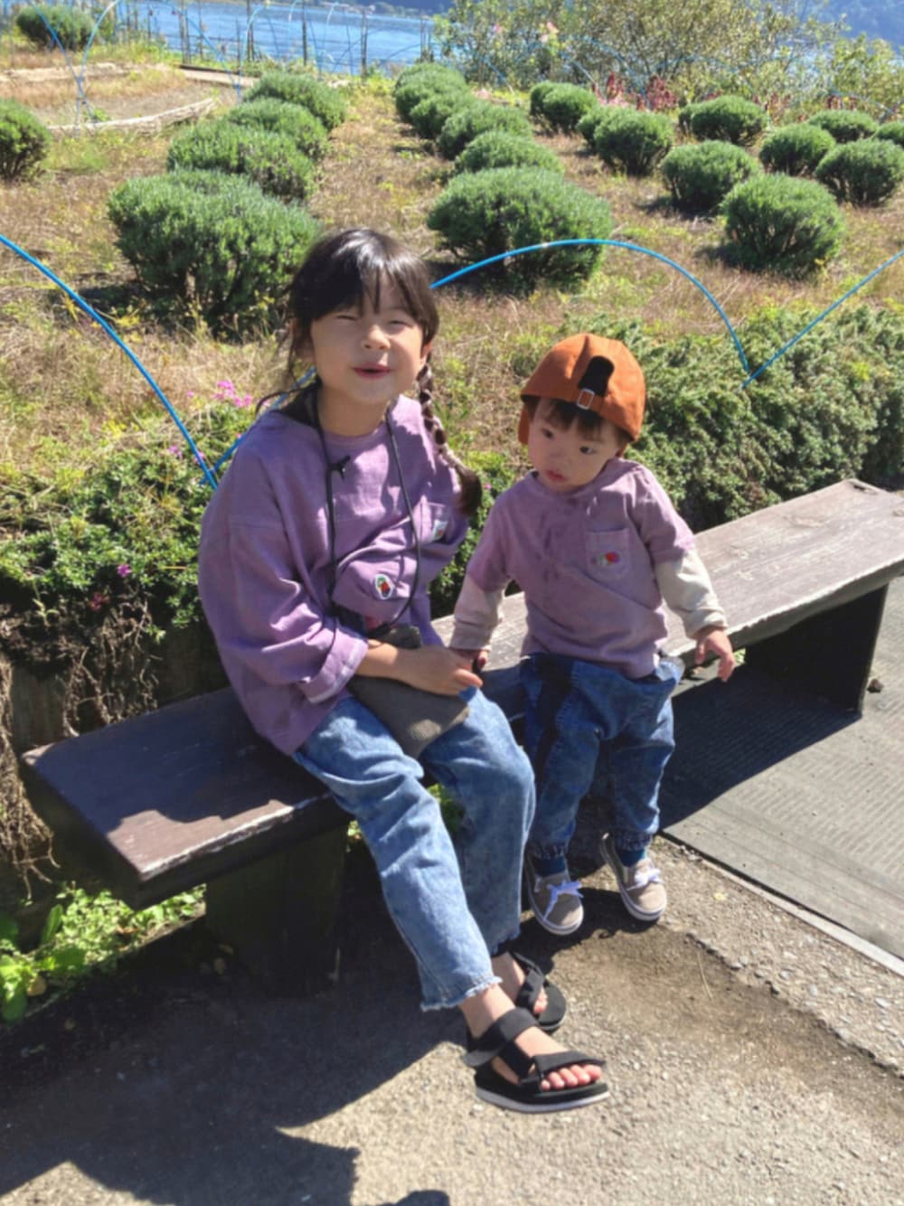 ベージュ系のTシャツ/カットソー、パープル系のTシャツ/カットソー、ブラック系のタンクトップを着用したキッズの秋コーディネートの1枚目の写真