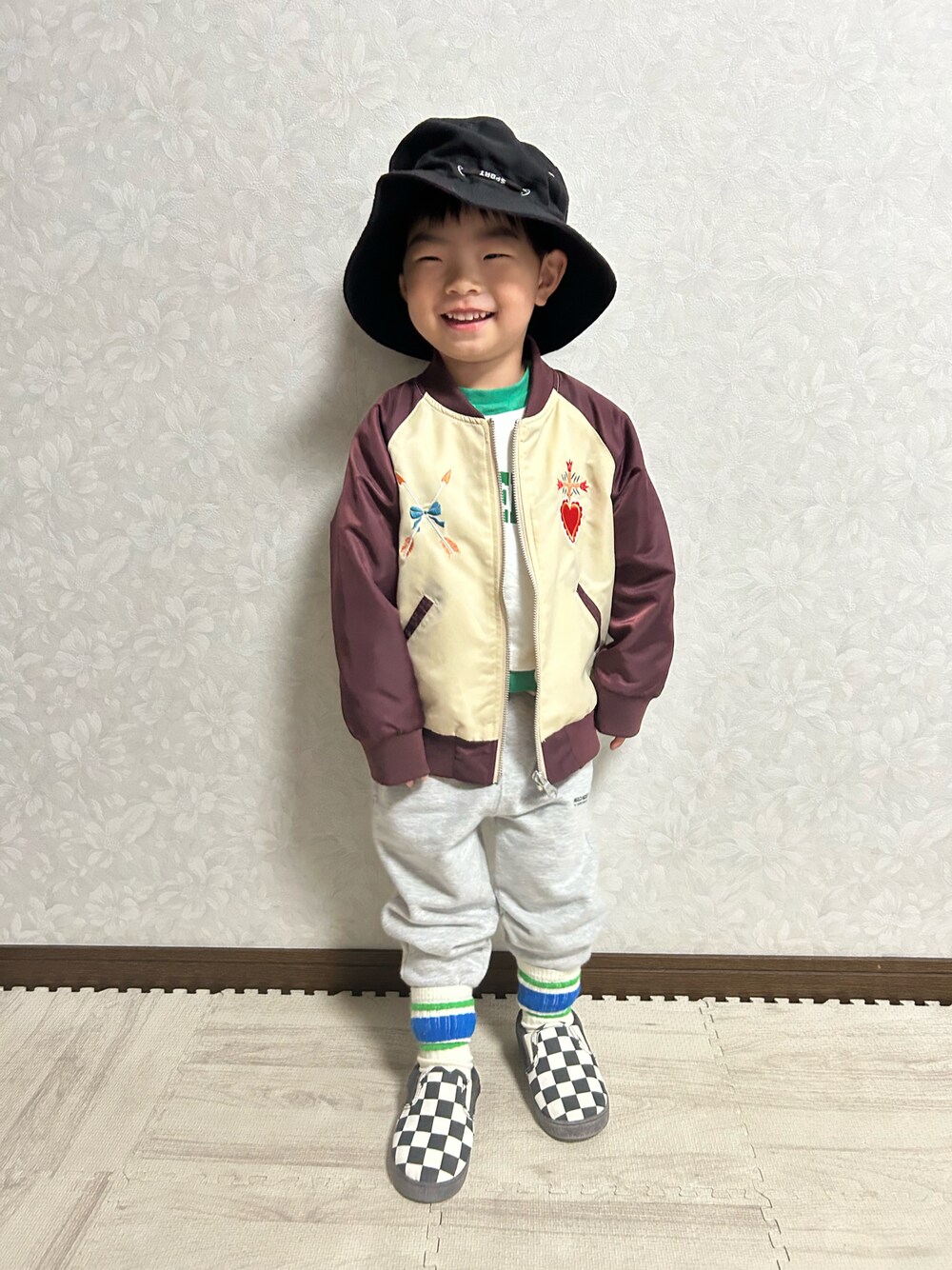 「bmingbybeams、BMINGLIFESTOREbyBEAMS、休日スタイル、カジュアルコーデ、ストリート、PR、レイヤードスタイル、バケットハット、ロンT、ロゴスウェット、スリッポン、プチプラ、スニーカー、フェスコーデ、チェック」｜「B:MING by BEAMSのB:MING by BEAMS /  スカジャン（100~150cm）（ブルゾン、レッド系）」を使った、lenlen23さん（キッズ・90cm）の春コーディネートの1枚目の写真