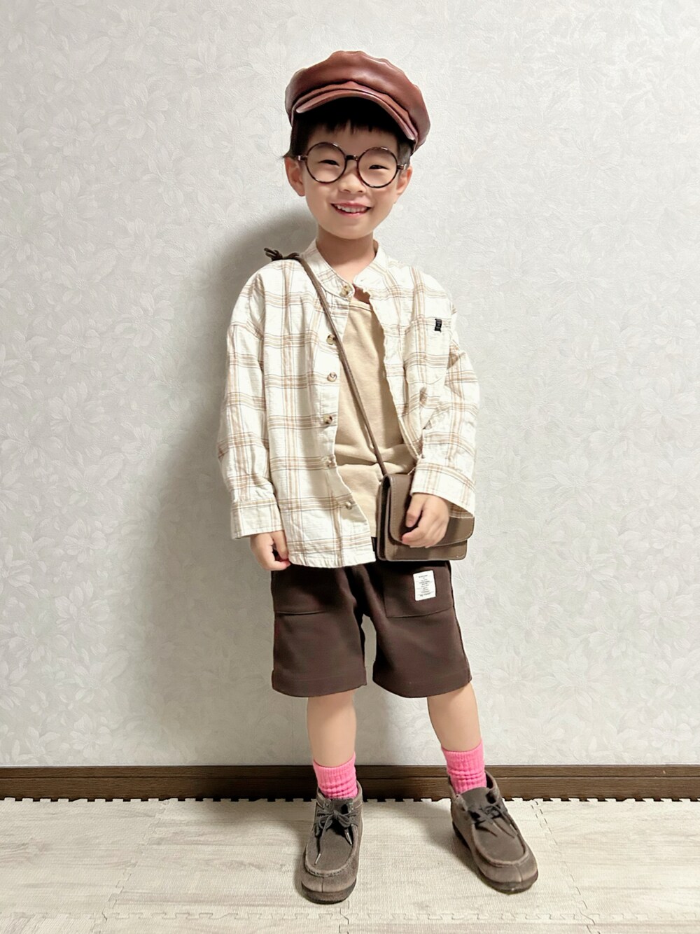 「秋コーデ、チェック、ブラウン、めがね、レイヤードスタイル、ハーフパンツ、お出かけコーデ、ブーツ、ショルダーバッグ、シャツスタイル、ハンチング、靴下オタク、きれいめカジュアル、プチプラ、チョコ色に染まれ」｜「西松屋のアイテム（ハンチング/ベレー帽、ブラウン系）」を使った、lenlen23さん（キッズ・100cm）の秋コーディネートの1枚目の写真