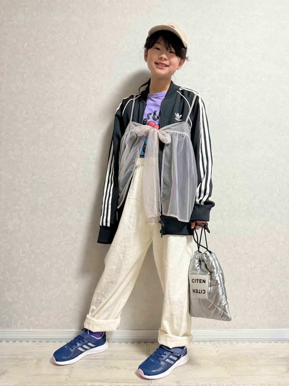 ブラック系のブルゾン、パープル系のTシャツ/カットソー、ホワイト系のサロペット/オーバーオールを着用したキッズの春コーディネートの1枚目の写真