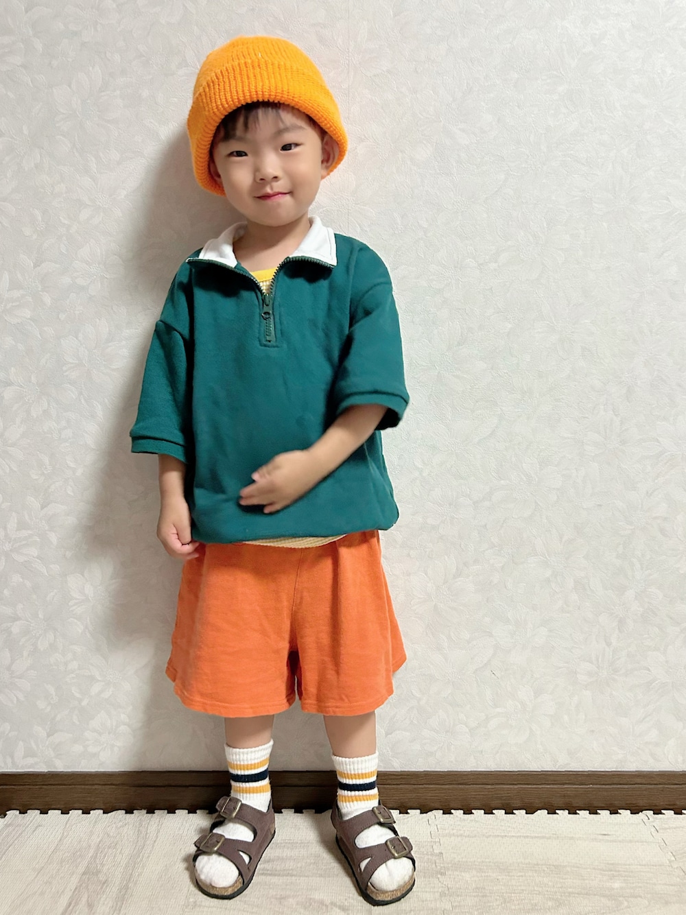 「アツいコーデ全部見せ、夏コーデ、ストリート、カジュアル、カラー×コーデ、サンダル、ニット帽、ハーフジップ、ハーフパンツ、プチプラ、お出かけコーデ、休日スタイル、スウィーツ同盟会、ナツいコーデを全部見せ、ブラウン」｜「SHEINのニットビーニー 186円（ニットキャップ/ビーニー、オレンジ系）」を使った、lenlen23さん（キッズ・90cm）の夏コーディネートの1枚目の写真
