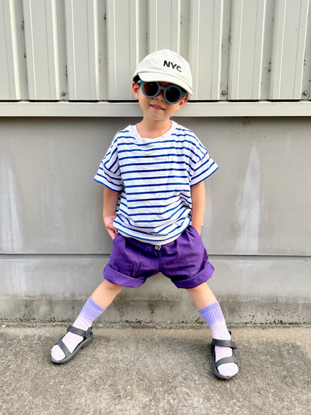 ブルー系のTシャツ/カットソー、ホワイト系のタンクトップ、パープル系のパンツを着用したキッズの夏コーディネートの1枚目の写真