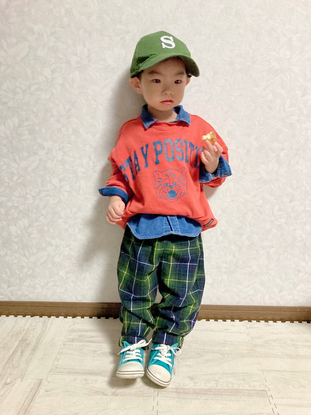 「お誕生日おめでとう！、コンバース、レイヤードスタイル、キャップ、チェックパンツ、チェッカーず2022、スウィーツ同盟会、第2回おそろであそぼ、GU、スニーカー、ビビッドカラー、プチプラ、ロゴスウェット、チェック、シンプルコーデ」｜「DAISOのアイテム（キャップ、グリーン系）」を使った、lenlen23さん（キッズ・90cm）の秋コーディネートの1枚目の写真