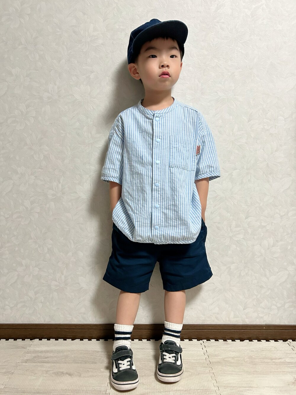 その他のシャツ/ブラウス、ブルー系のその他パンツ、ブラック系のスニーカーを着用したキッズの春コーディネートの1枚目の写真