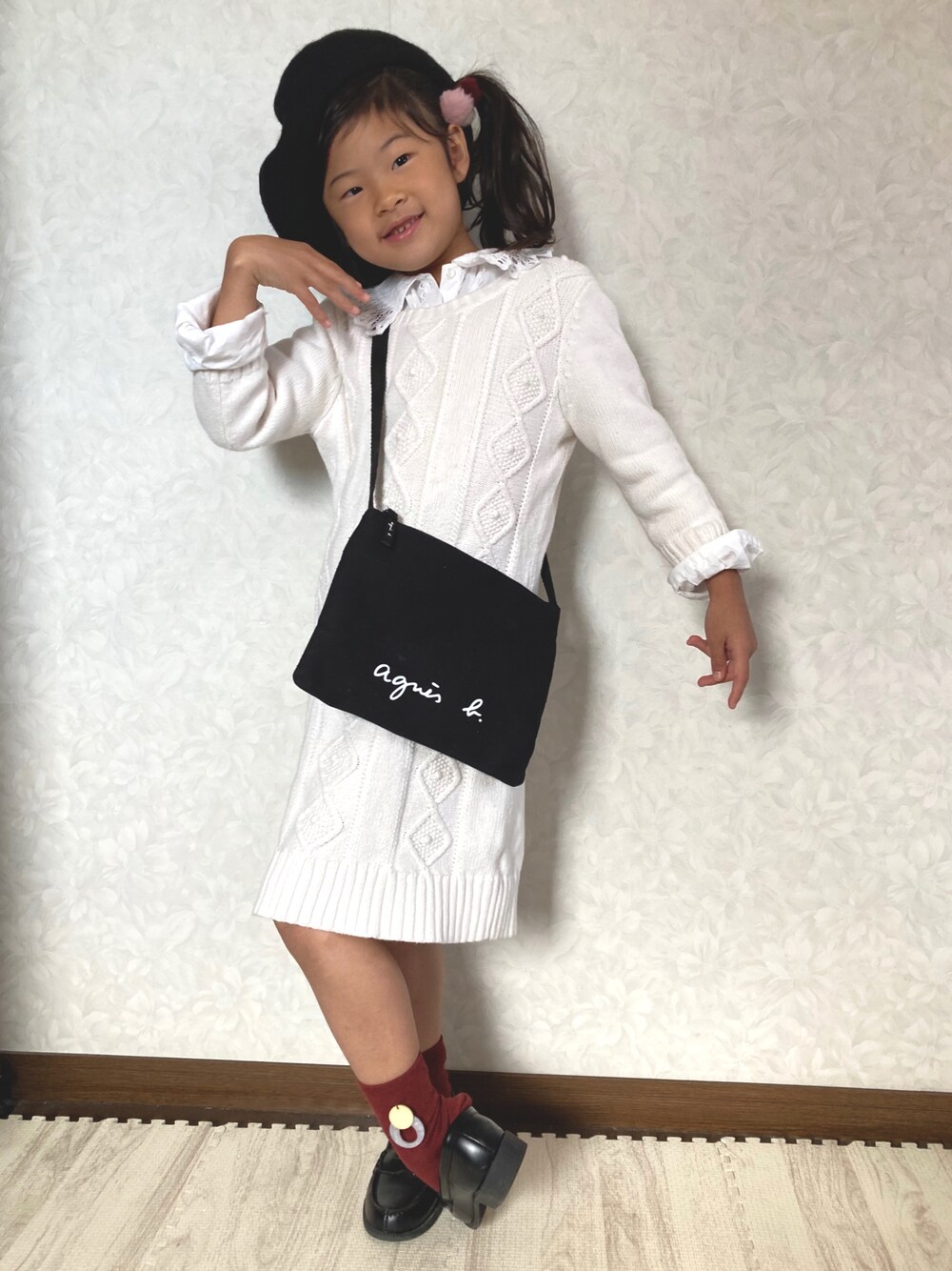 ホワイト系のシャツ/ブラウス、ホワイト系のワンピース、ブラック系のショルダーバッグを着用したキッズの秋コーディネートの1枚目の写真