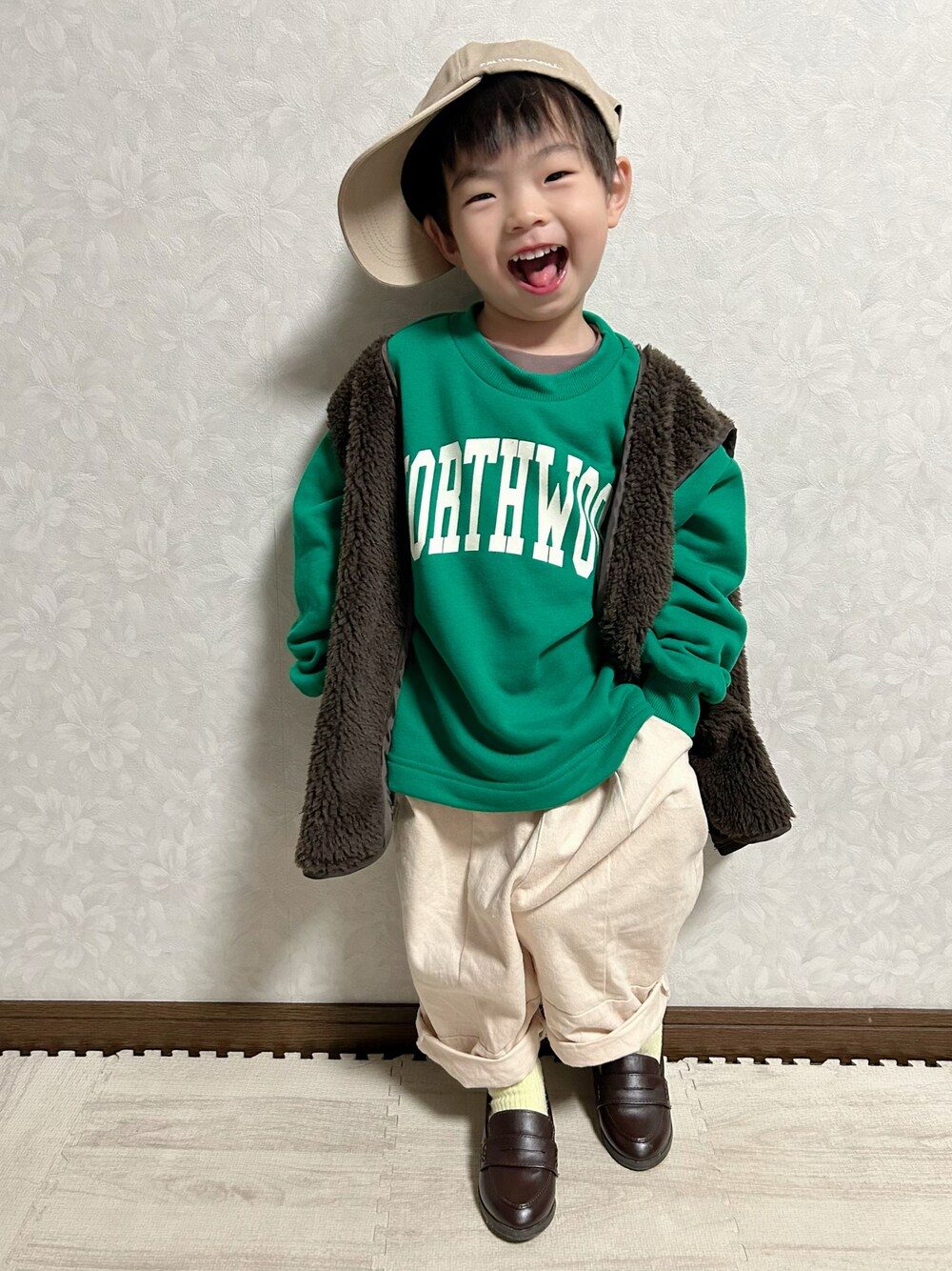 グリーン系のTシャツ/カットソー、グリーン系のスウェット、ベージュ系のチノパンツを着用したキッズの冬コーディネートの1枚目の写真