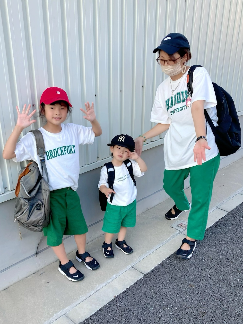 ブラック系のバックパック/リュック、グレー系のバックパック/リュック、グリーン系のスラックスを着用したキッズの夏コーディネートの1枚目の写真