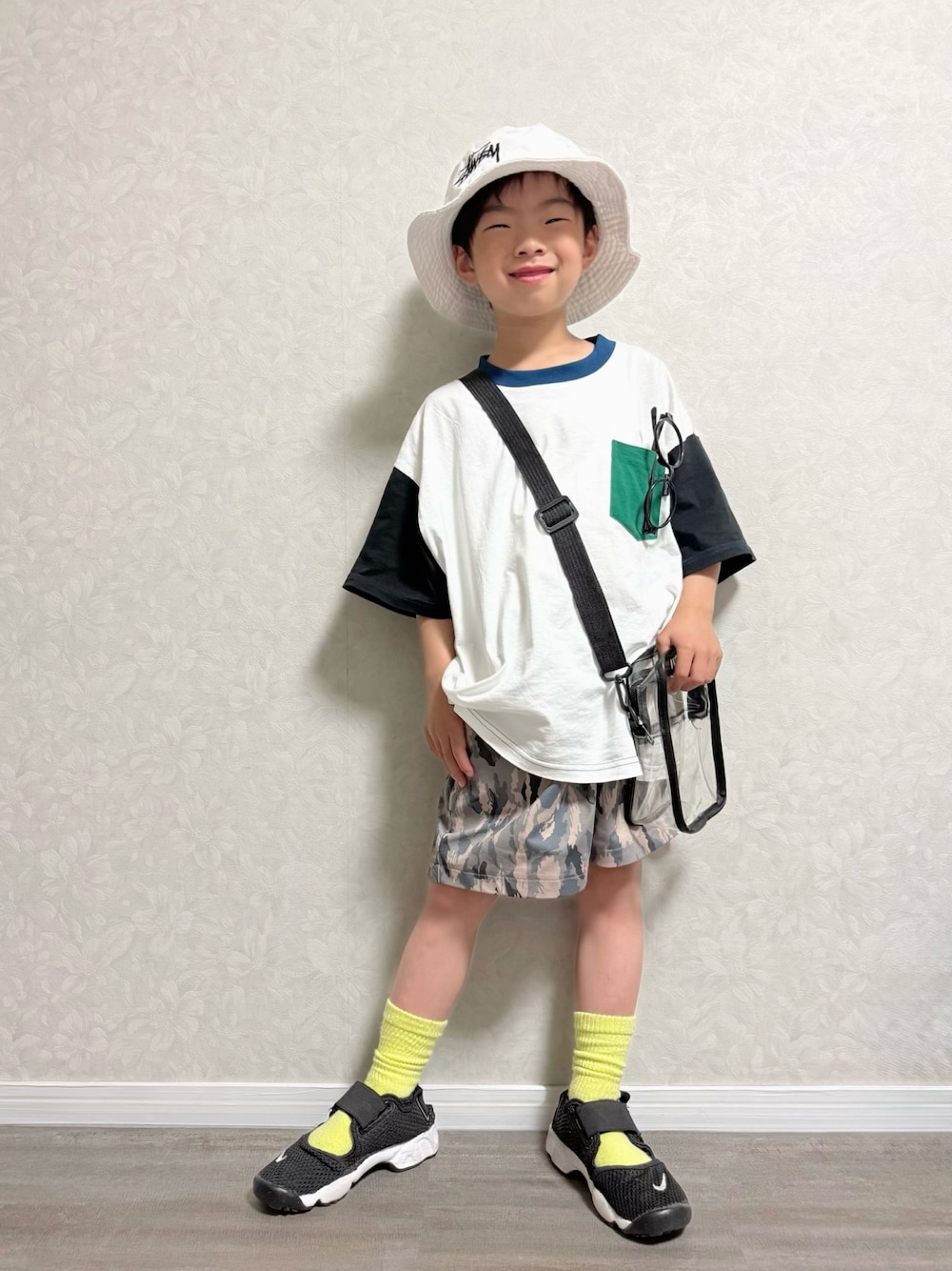 ホワイト系のTシャツ/カットソー、グリーン系のその他パンツ、ブラック系のスニーカーを着用したキッズの春コーディネートの1枚目の写真