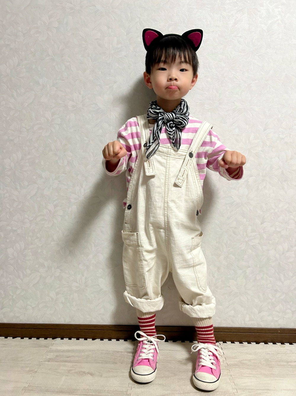 ピンク系のTシャツ/カットソー、ホワイト系のサロペット/オーバーオール、ピンク系のスニーカーを着用したキッズの春コーディネートの1枚目の写真