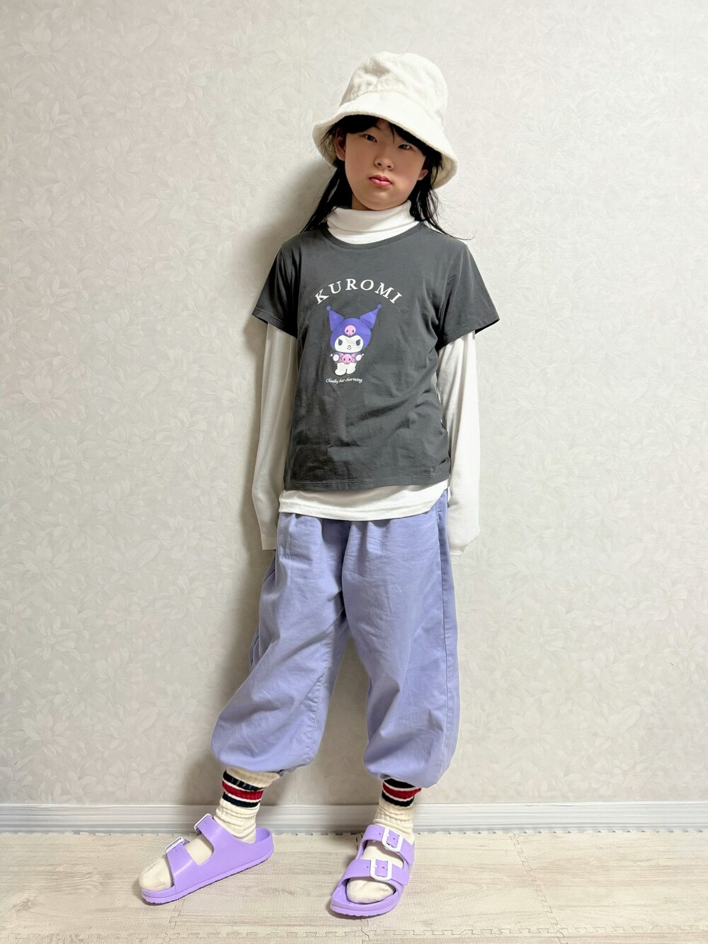 ホワイト系のTシャツ/カットソー、グレー系のTシャツ/カットソー、パープル系のチノパンツを着用したキッズの春コーディネートの1枚目の写真