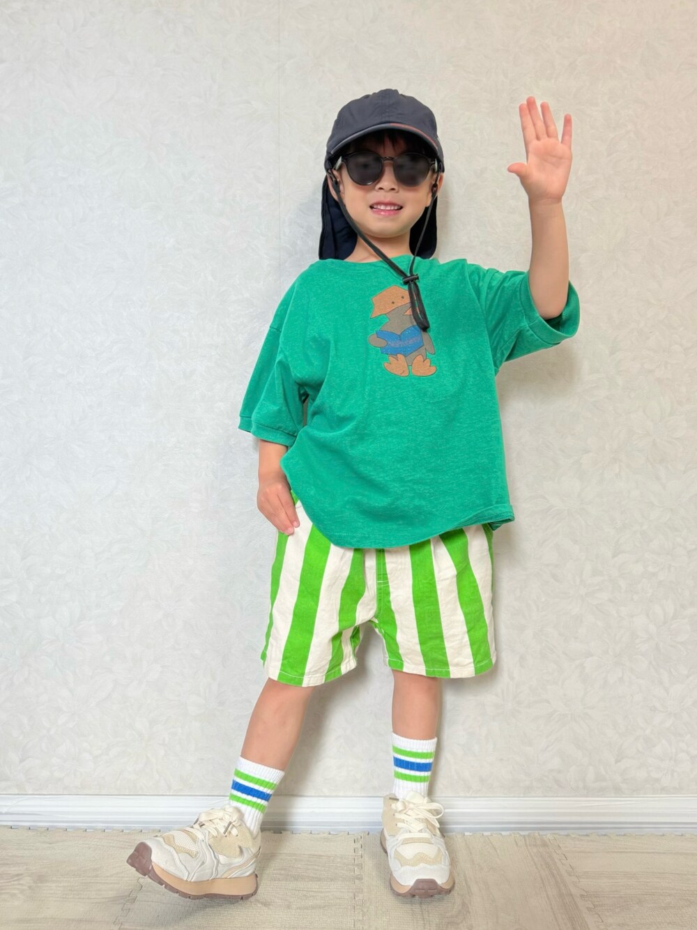 グリーン系のその他パンツ、ホワイト系のスニーカー、グリーン系のTシャツ/カットソーを着用したキッズの夏コーディネートの1枚目の写真