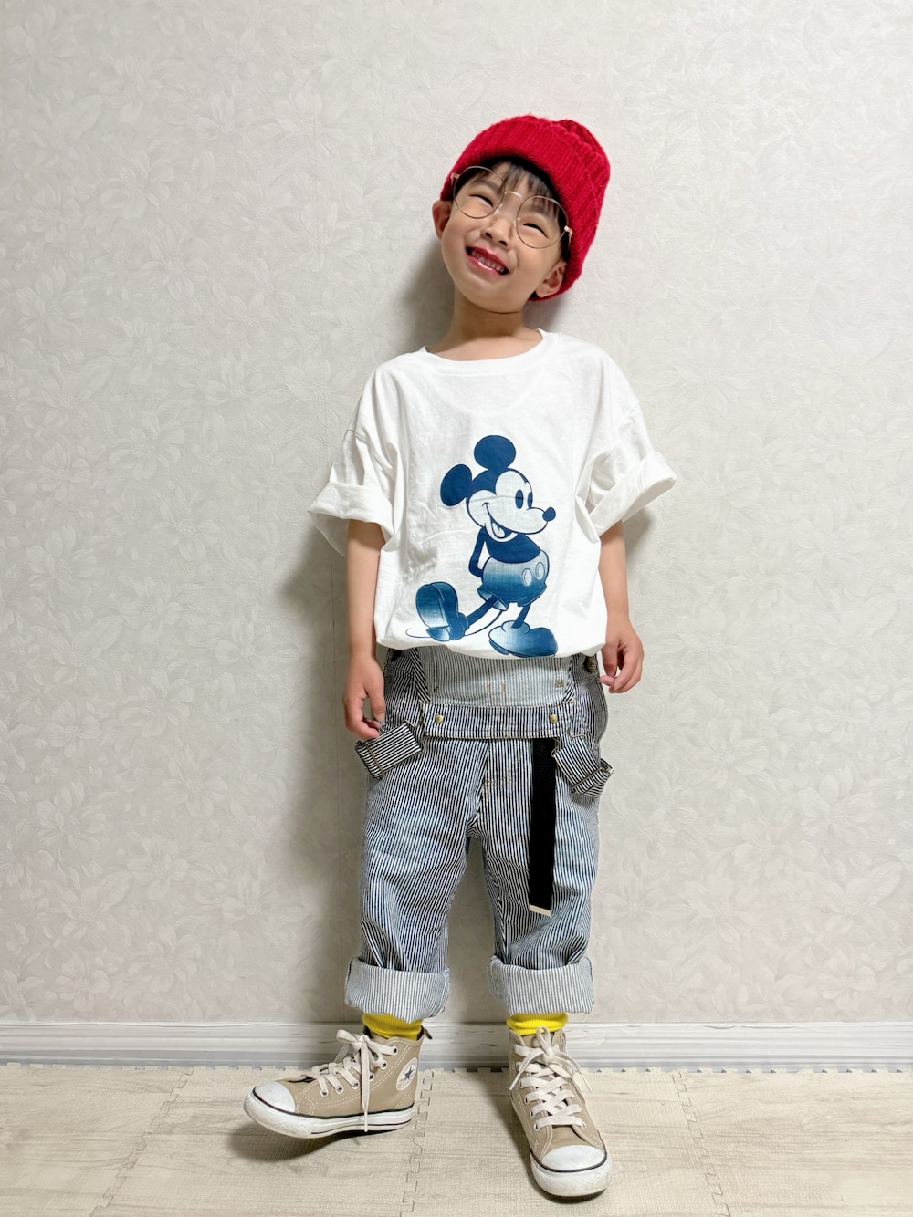 ホワイト系のTシャツ/カットソー、その他のサロペット/オーバーオール、ベージュ系のスニーカーを着用したキッズの春コーディネートの1枚目の写真