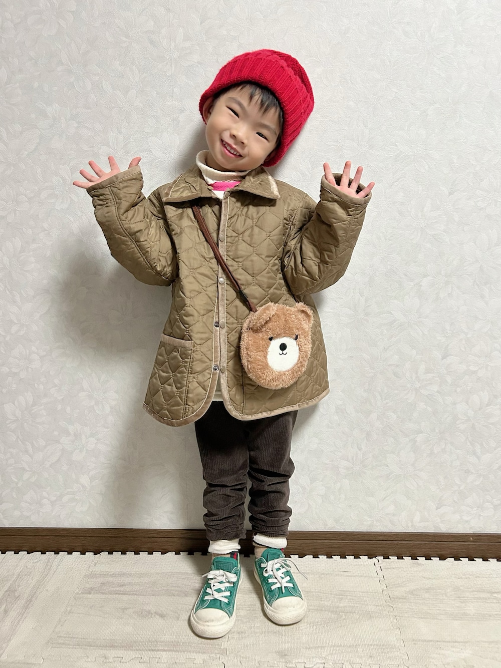 ホワイト系のニット/セーター、その他のTシャツ/カットソー、グリーン系のブルゾンを着用したキッズの冬コーディネートの1枚目の写真